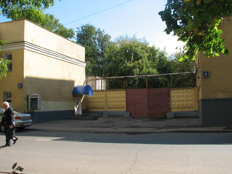 Бывший въезд на территорию Братского двора. Фото 2007 года