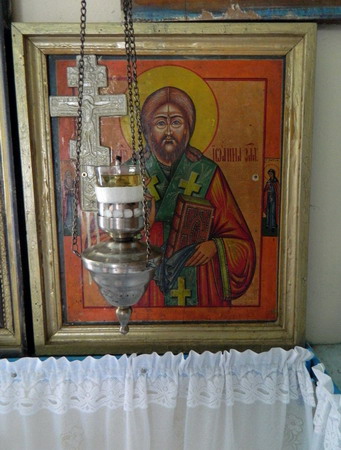 Икона св. Иоанна Златоуста с врезанным меднолитым крестом