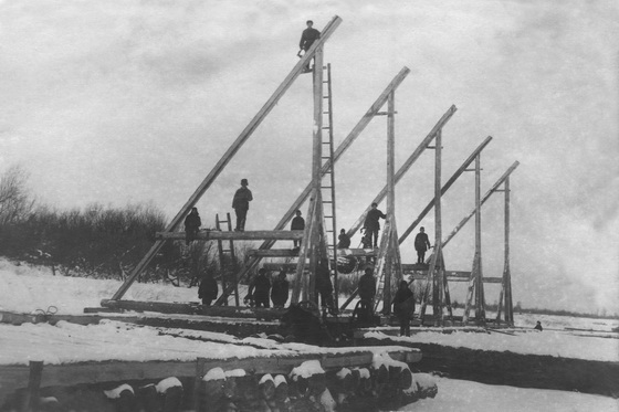 Строительство сплавщиками лебедки Мерзлякова (1937 год)