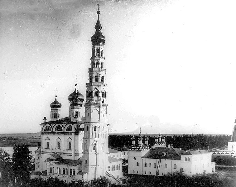 Иосифо-Волоцкий (Волоколамский) монастырь. Колокольня и Успенский собор монастыря