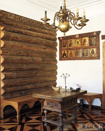 Антикварный стол, дубовая скамья по проекту Пересторонина и коллекция икон в гостиной