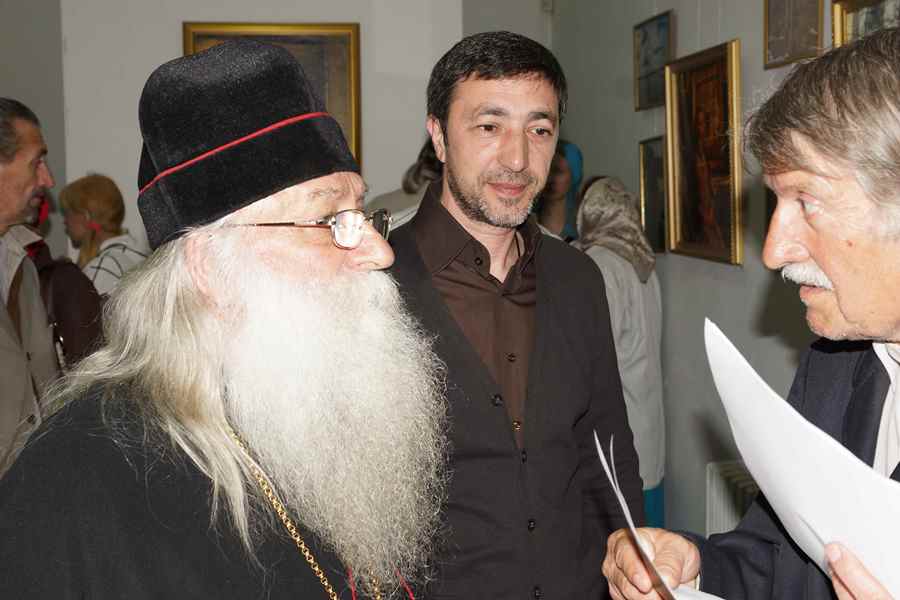 Архиепископ Савватий с организаторами выставки