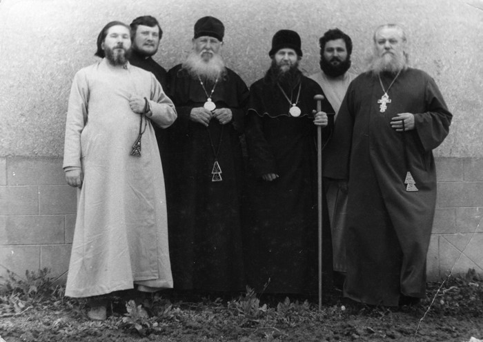 Митрополит Алимпий (Гусев) и епископ Тимон (Домашов) со священством 