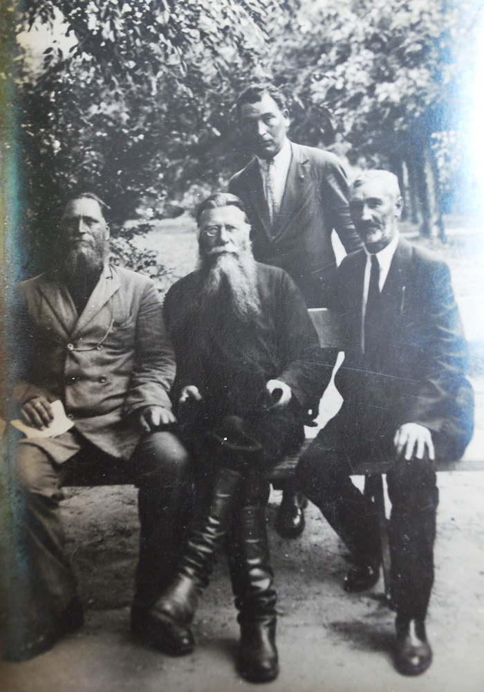 Федор Евфимьевич Мельников с друзьями. Кишинев. 26.06.1931 г. (фотография из частного архив, г. Браил. Публикуется впервые)
