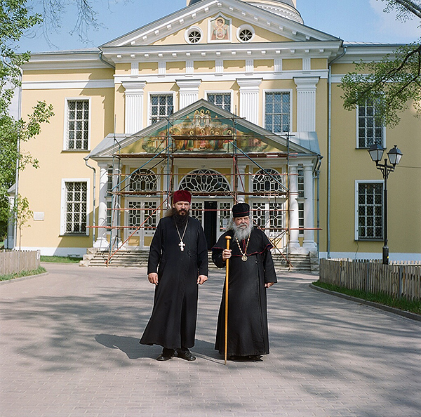 Епископ Евмений со своим сыном иереем Алексием Михеевым. Фото: Максим Шер/«Русская планета»