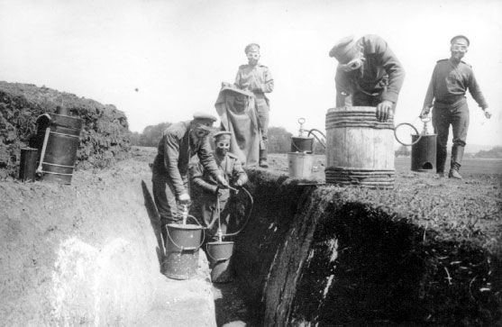Дегазация окопов на позиции Н-ского подразделения 9-ой армии. 1916 г., РГАКФД