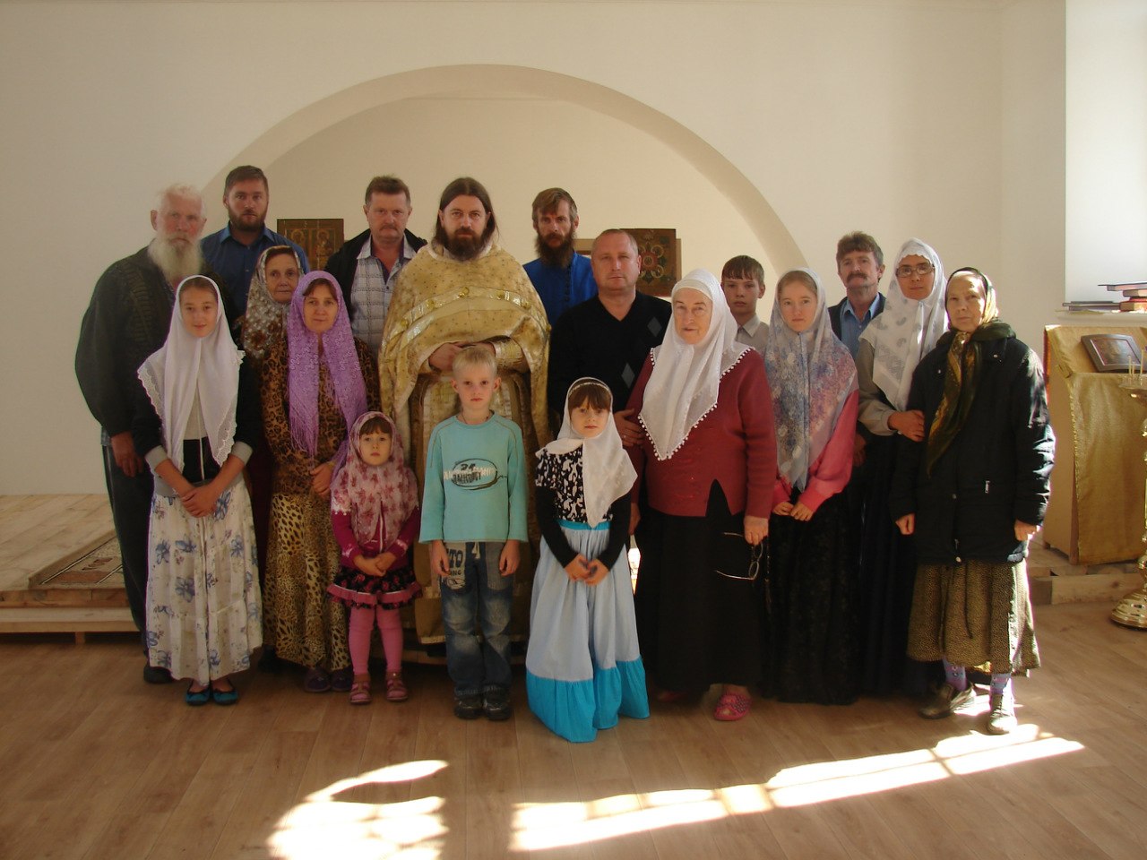 Члены моршанской старообрядческой общины и  настоятель Успенского храма о. Никола Бобков