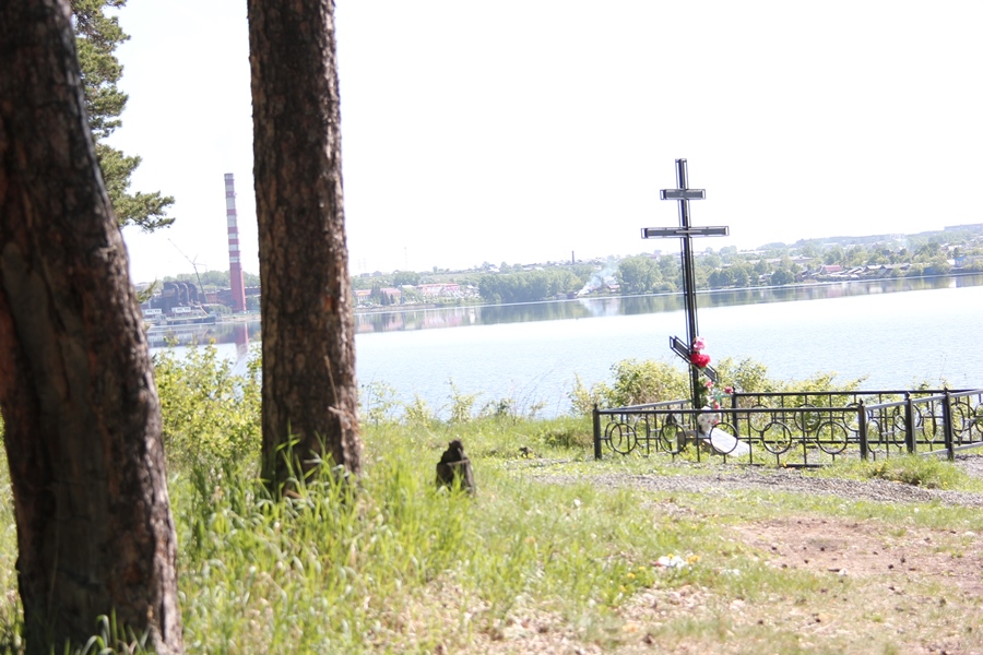 Крест в Реже на месте кладбища