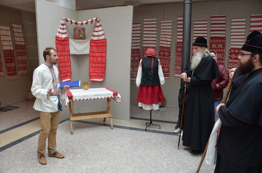 Алексей Белас показывает коллекцию митрополиту Корнилию. Фото с официального сайта РПСЦ