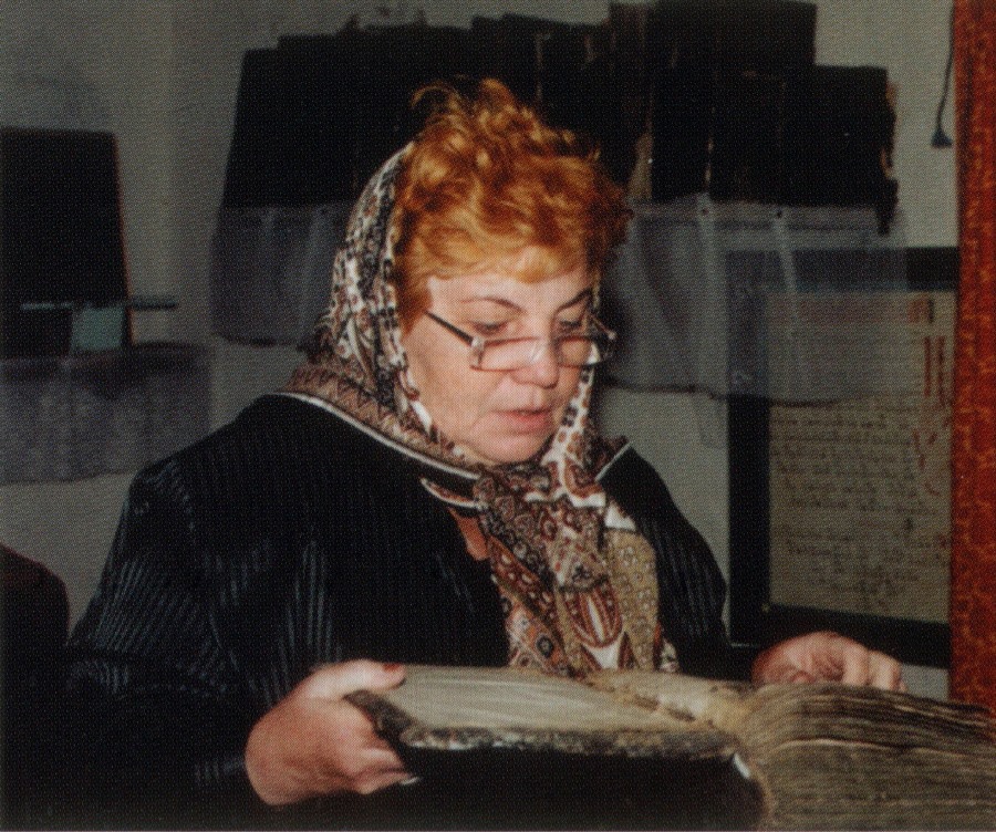 Елена Александровна Агеева за работой в старообрядческом храме Латвии