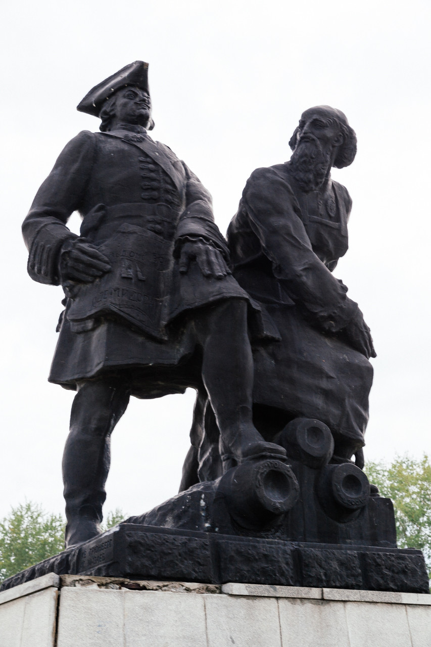 Памятник Петру I и Демидову в Невьянске
