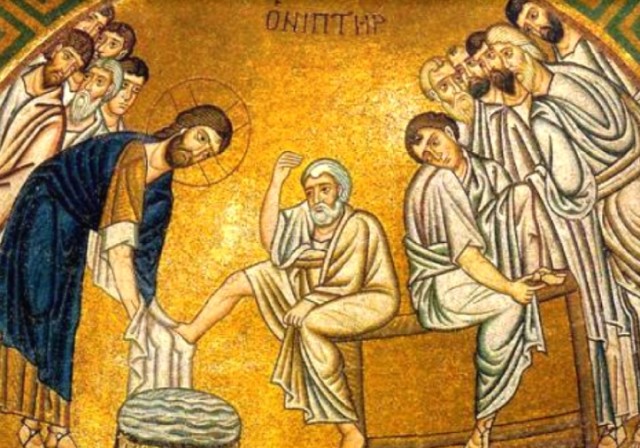 Христос омывает ноги своим ученикам перед совершением первого таинства Евхаристии