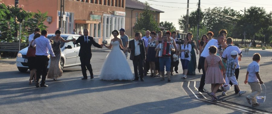 «Джок» (хоровод) во время липованской свадьбы. Фото автора 2014 г., с. Сарыкьой (Румыния)