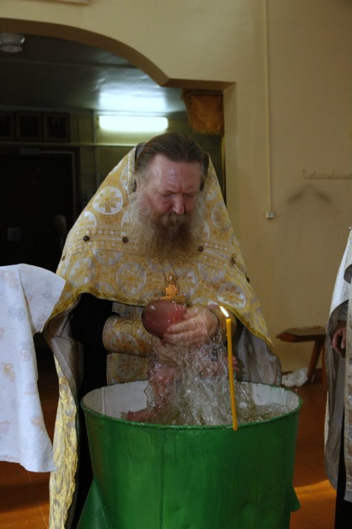 Старообрядцы крестят в три погружения и детей, и врослых