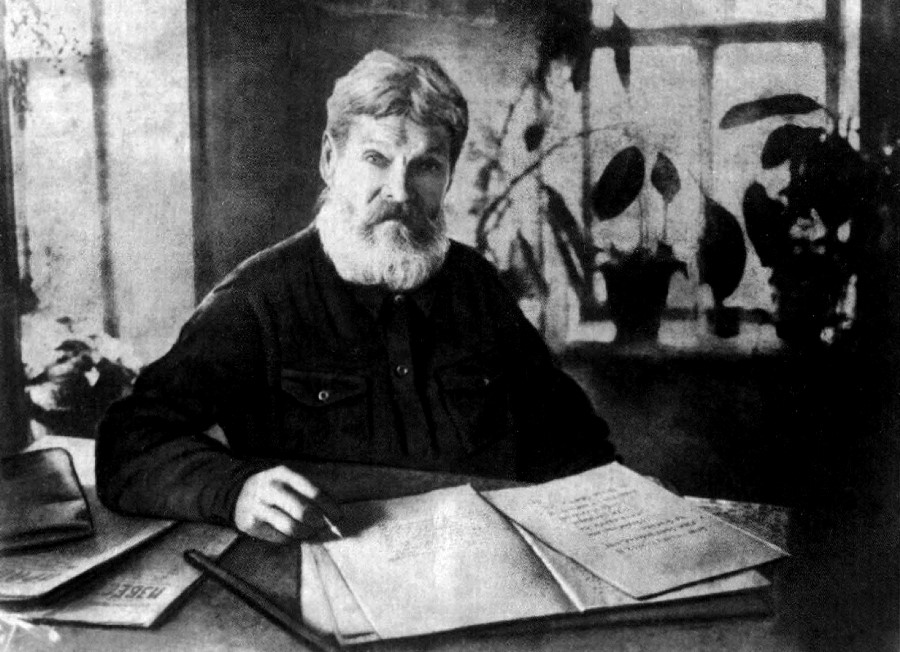 Иван Блинов за написанием «Истории Городца». Фото 1935 г.