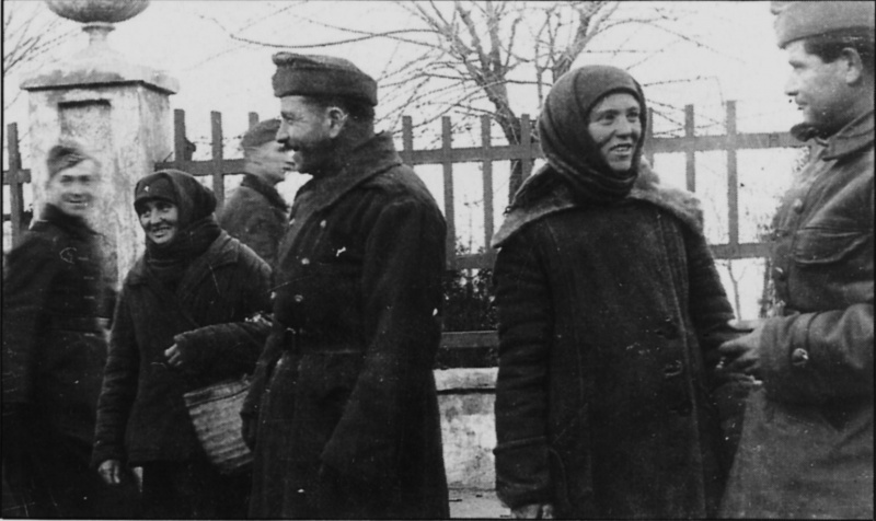 Немецкие солдаты и русские женщины в оккупированной деревне