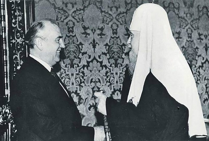 Горбачев был первым генсеком после Сталина, который принял в Кремле делегацию РПЦ. На фото справа — патриарх Пимен