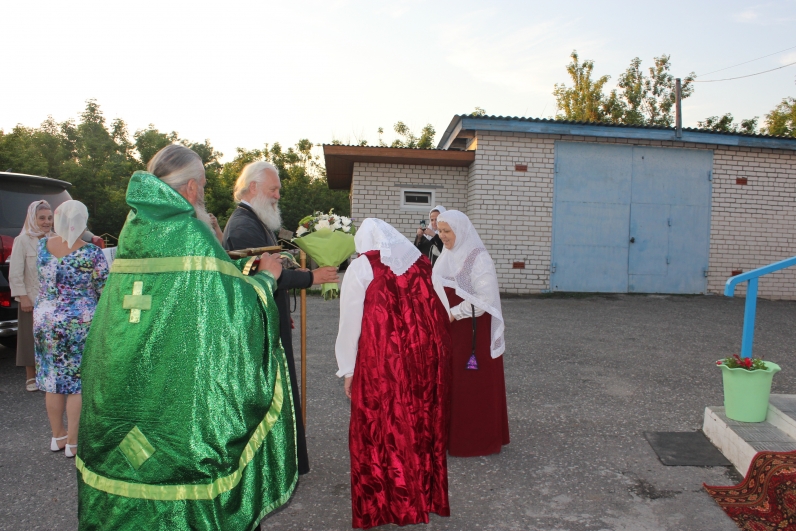 Древлеправославные христиане г. Городца встречают владыку с цветами...