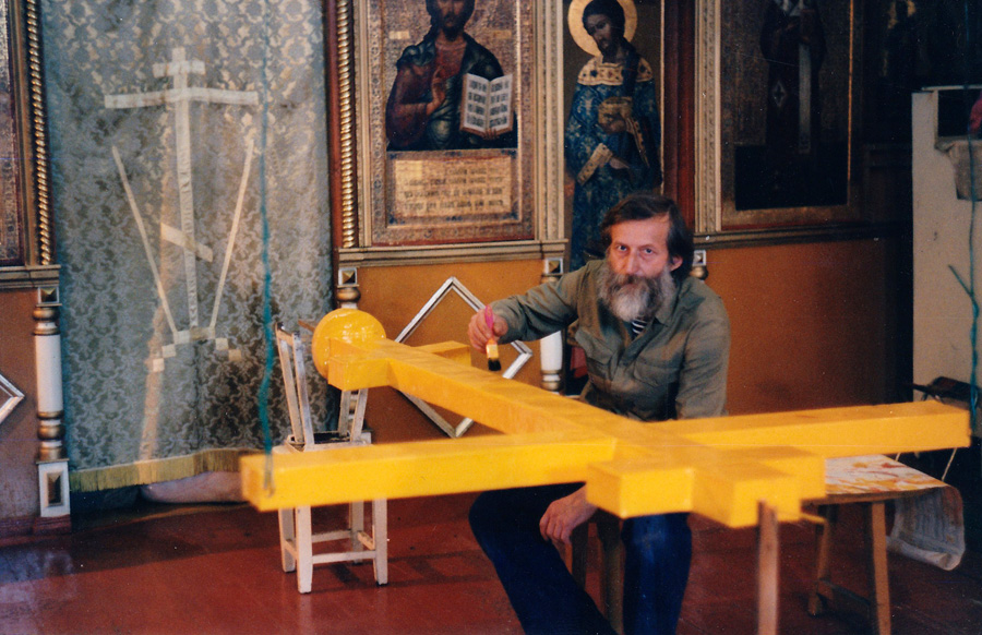 Александр Четвергов готовит поверхность Креста к позолоте