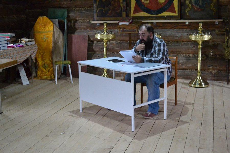 Р. А. Майоров читает доклад на образовательной смене 2015 г. Фотография из группы в ВК «Ржевская обитель»