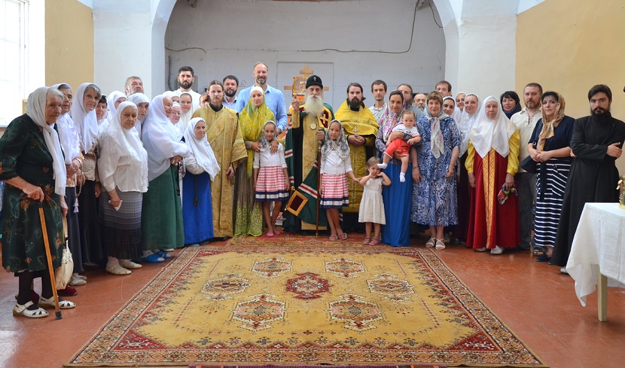 9 июля 2015 года в Симферополе Митрополит Корнилий совершил водоосвящение нового старообрядческого храма. На фото — участники торжества
