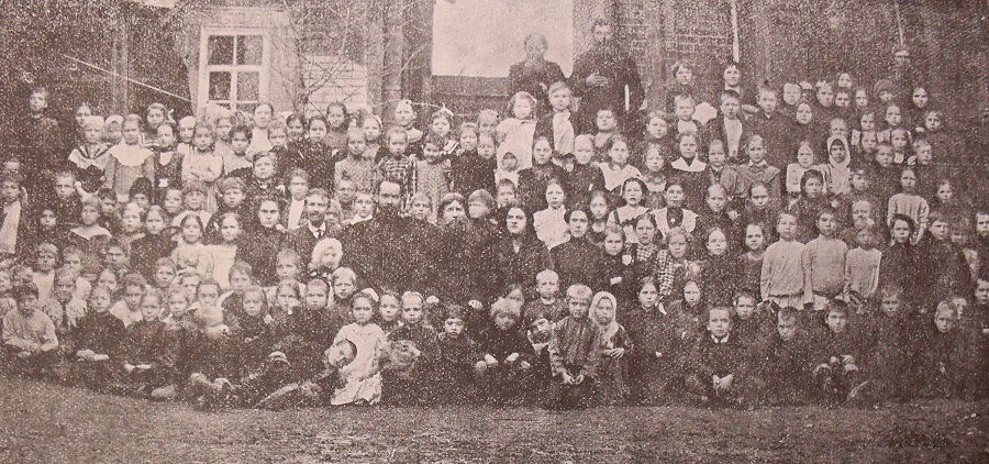 Группа учащихся и учащих в Саратовском старообрядческом училище в 1912 г.