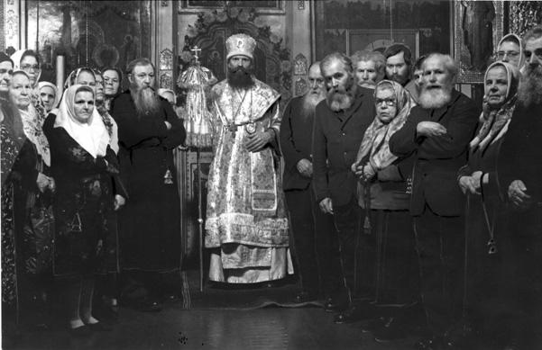 Еп. Московский Флавиан (Вдовин) с прихожанами (Москва, конец 80-х годов ХХ века)