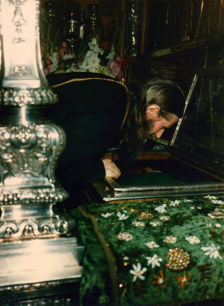 Архиепископ Алимпий (Гусев) прикладывается к мощам преп. Сергия. 1988 год