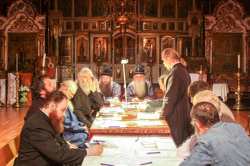 Епархиальное совещаниев во главе с митрополитом Корнилием. 1 ноября 2015 года. Фото с сайта rpsc.ru