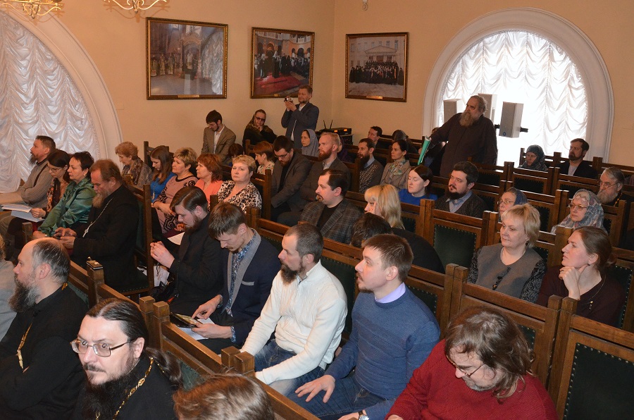 Зрители едва смогли вместиться в зал пресс-центра церковных соборов РПЦ