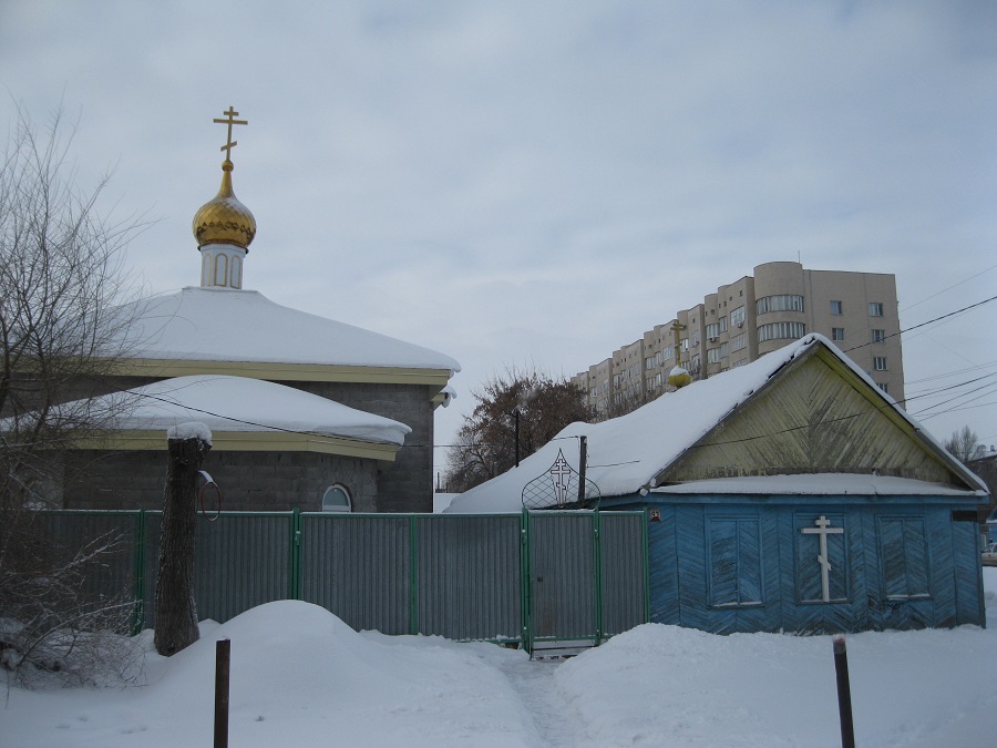Действующий (справа) и строящийся храмы РДЦ в г. Уральске. Фото автора