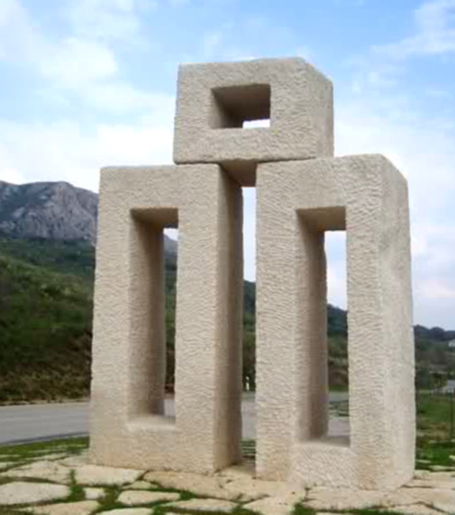  Памятник глаголице (буква ''людие'') на острове Крк. Хорватия