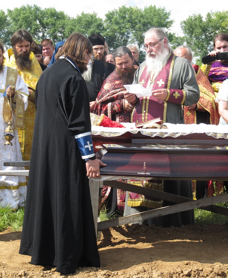 Настоятель Одесской старообрядческой общины протоиерей Илья Косырев зачитал теплые слова у гроба покойного