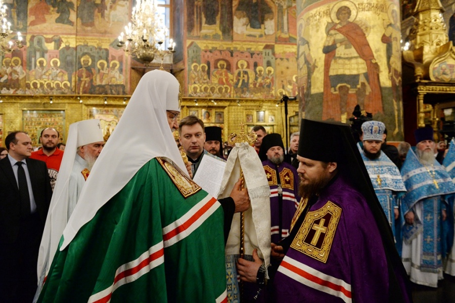 Хиротония архимандрита Серафима (Савостьянова) во епископа Тарусского. Здесь видим патриарший жезл с интересной символикой