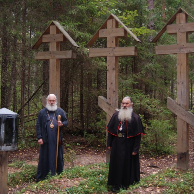 Патриарх Александр и епископ Василий у могил трёх праведных старцев
