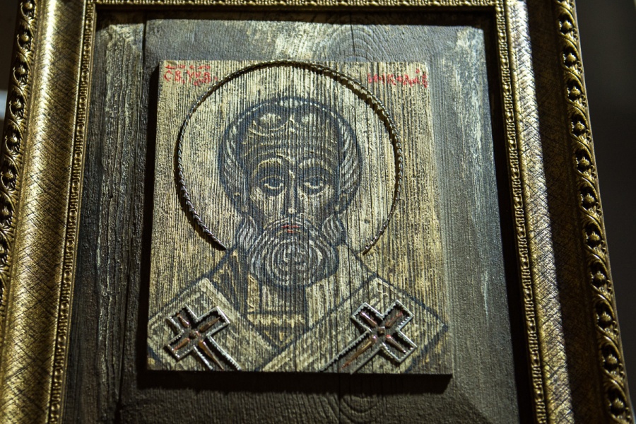 «Святитель Никола чудотворец», оконопись Александра Тихомирова