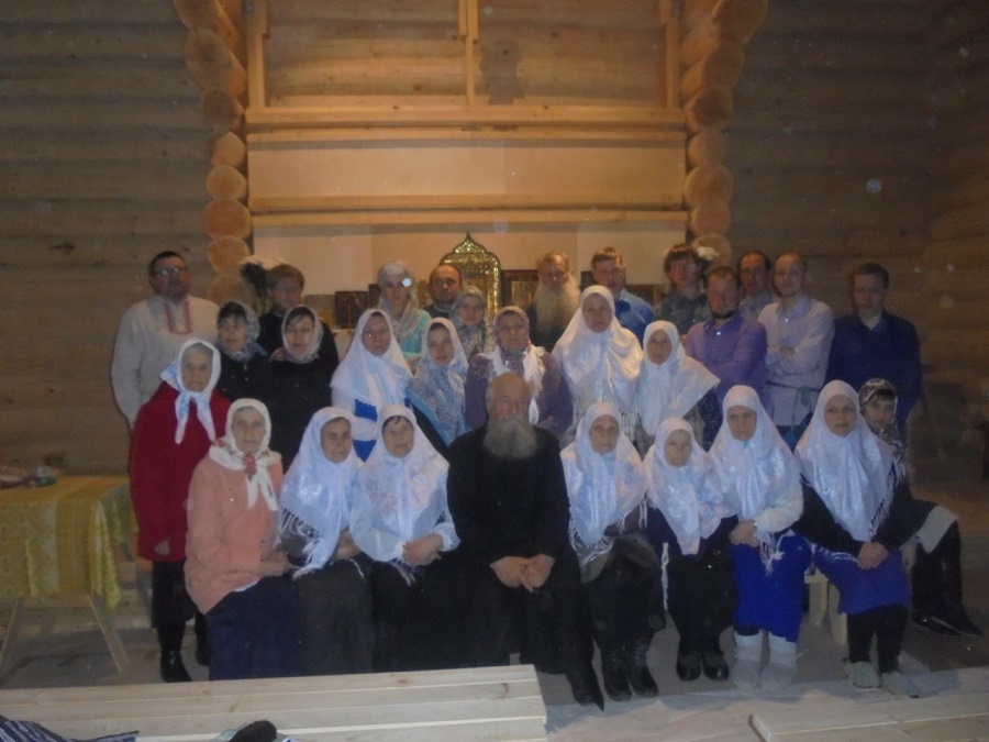 Красноярские староверы-поморцы после первой службы в новом храме, 8 мая 2016 года