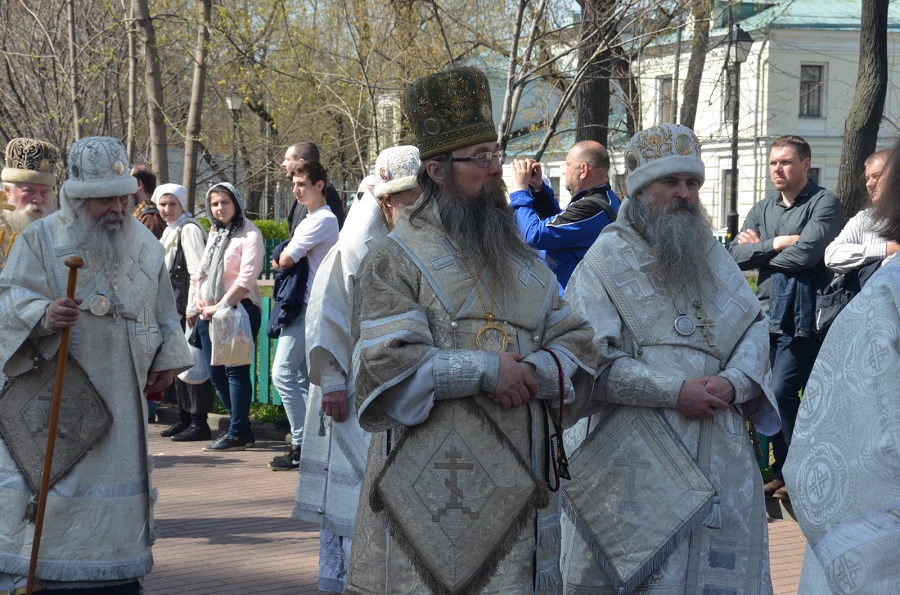 Священники во время крестного хода идут по старшинству поставления