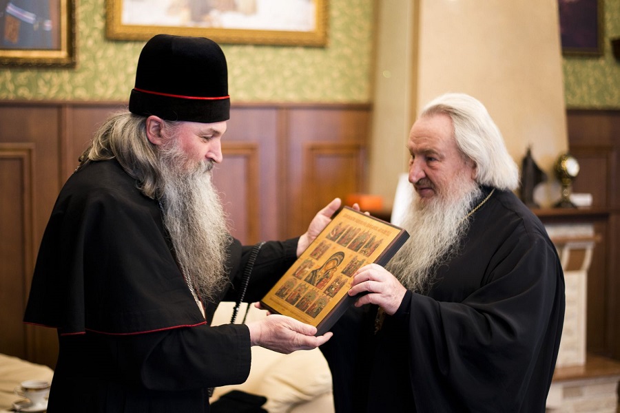 Митрополит Феофан преподнес в дар епископу Евфимию икону