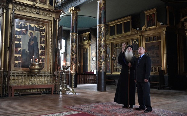 В.В. Путин и митрополит Корнилий в Покровском храме на Рогожском