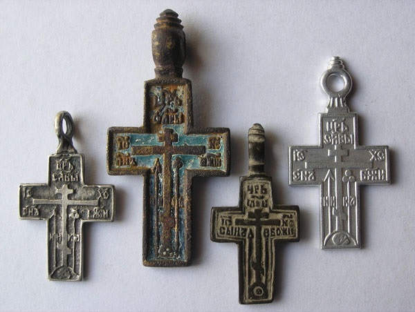 Примеры старообрядческих крестов разных времен (фото с сайта www.mednyobraz.ru)