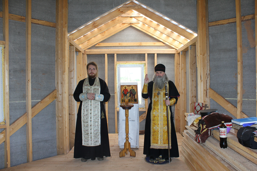 Епископ Евфимий и иподиакон Алексей Терентьев в п. Уни