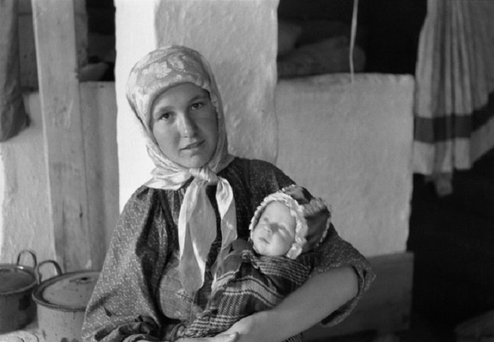 Ямадзоэ Сабуро. Марья Ануфриева с сыном Федей. Село Романовка, Маньчжурия. 1938–1941 годы