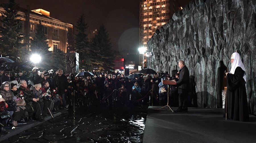 Владимир Путин принял участие в открытии мемориала «Стена скорби»