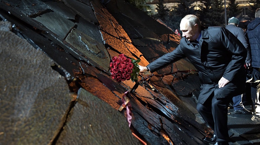 В. Путин возложил цвету к мемориалу