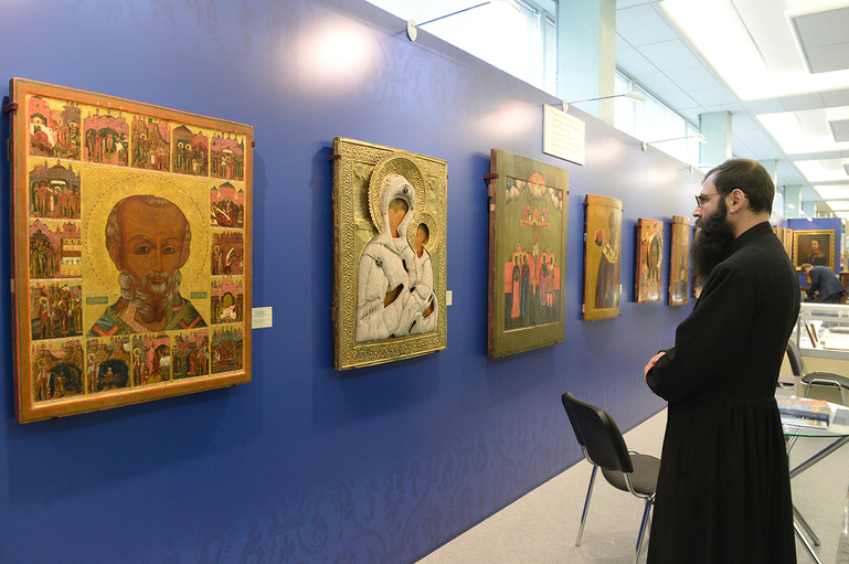 Иконы, перед которыми молились русские военные перед решающими сражениями, уникальные образа древних эпох, а также настоящие жемчужины музейных хранилищ — всё это можно увидеть воочию на выставке, которая проходит в стенах Госдумы
