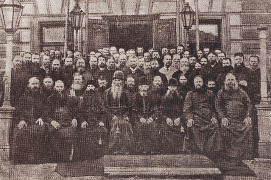 Группа депутатов старообрядческого съезда, неокружников и окружников, приемлющих священство, на Рогожском кладбище. 5 июня 1906 года 