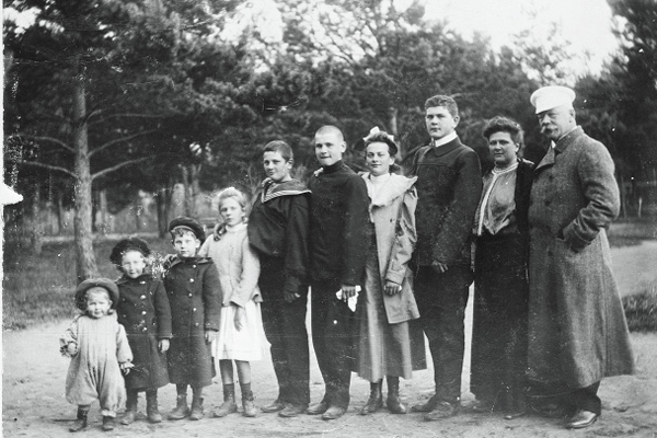 Николай Иванович Прохоров (1860–1915) с семьей на даче. Вероятно, 1907 год