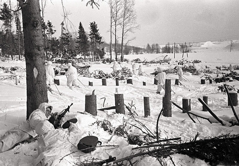 Советские войска в зимнем камуфляже на оборонительных позициях в подмосковном лесу, 1 декабря 1941 года