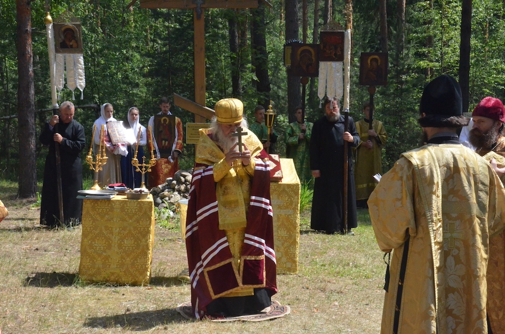 Владыка Евмений старается каждый год участвовать в крестном ходе с Шувойско-Губинской иконой Божьей Матери